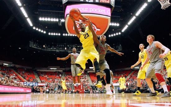 D.J. Shelton and his Oregon mates deperately needed a win. They played like a desperate team Sunday, outhustling Wazzu to a much-needed W. (Getty)